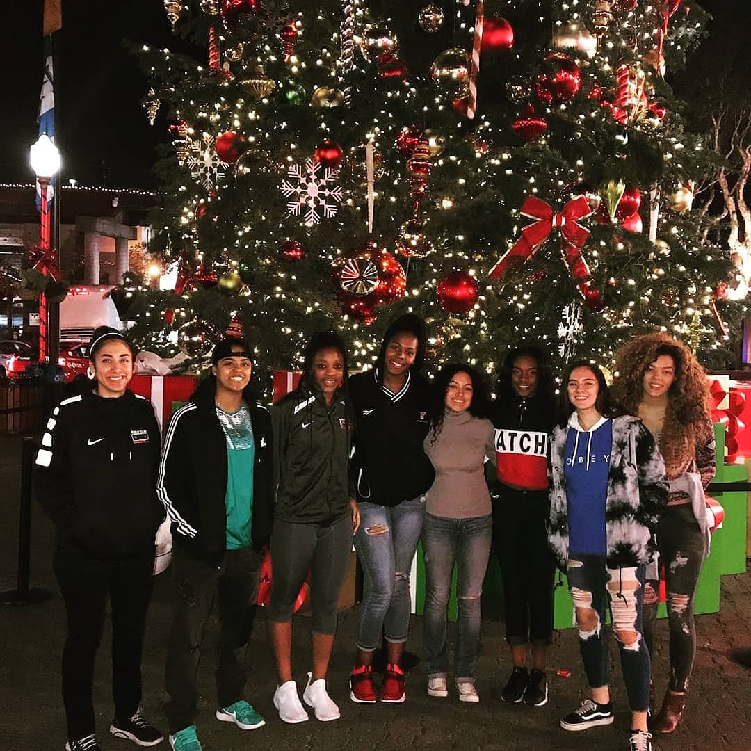 Women's Basketball Earns Third Place in San Mateo Tournament.